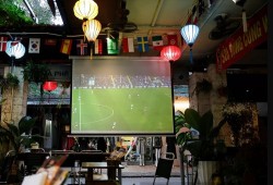 Hàng quán tại Hà Nội trang bị máy chiếu mùa World Cup 2022